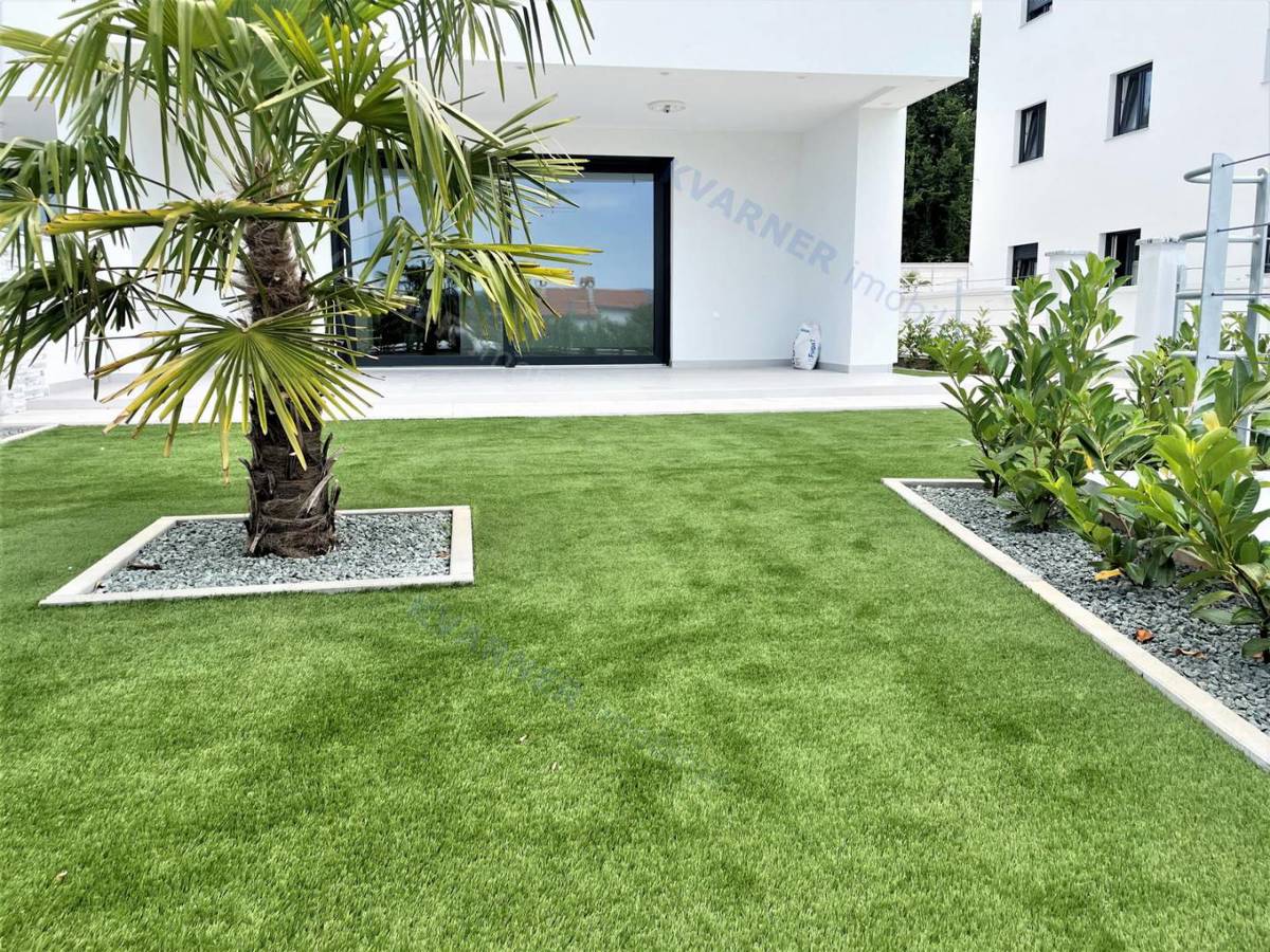 Malinska! Stanovanje v prvem nadstropju z razgledom in stanovanje v pritličju z vrtom. Novogradnja!