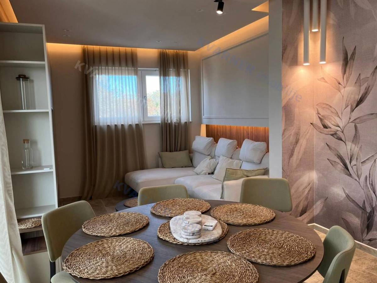 Luksuzno opremljeno in vrhunsko opremljeno dvonadstropno stanovanje z bazenom!