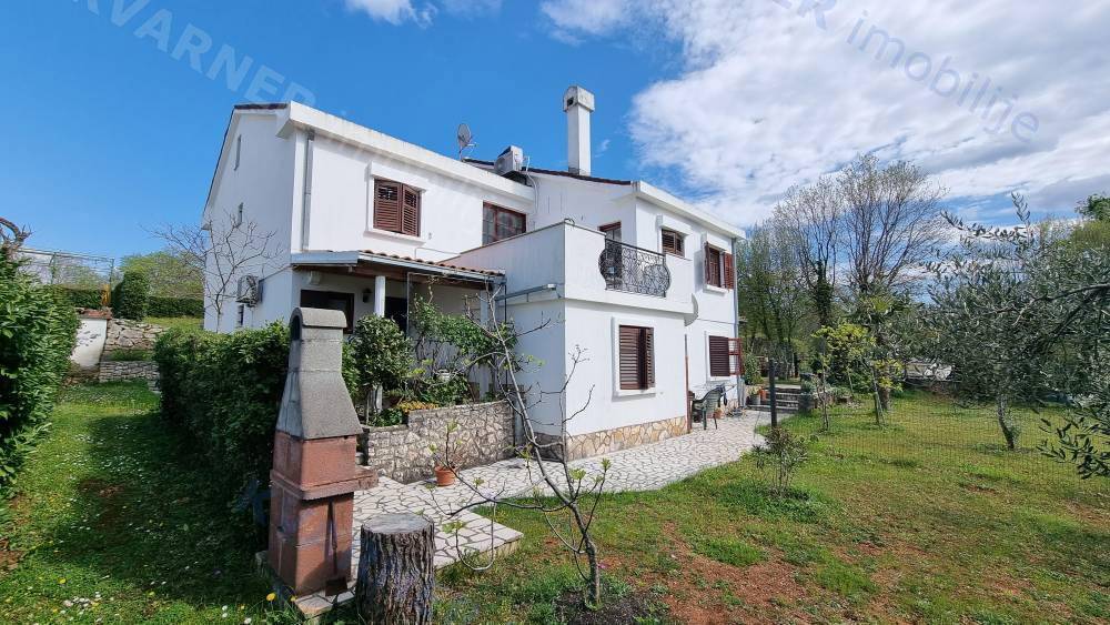 Naložbena priložnost! Samostojna hiša z velikim vrtom in čudovitim pogledom na morje!