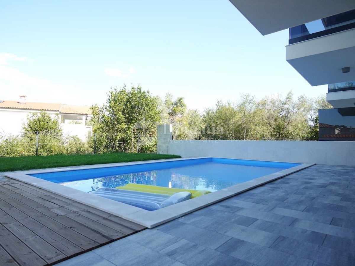 Malinska. Novogradnja. Dvonadstropni apartma z bazenom, 250 metrov od morja.