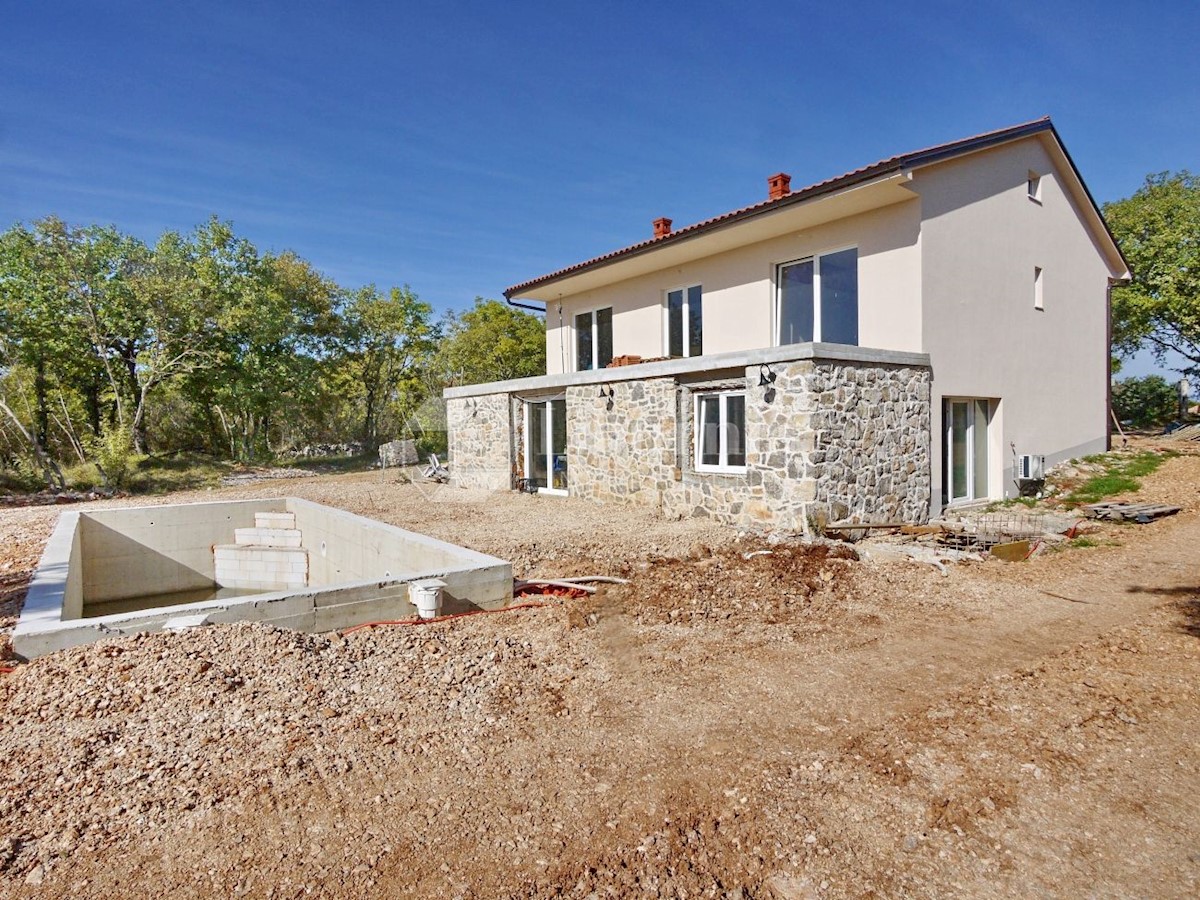 Otok Krk, Malinska. Nova samostojna hiša s tremi apartmaji, velikim vrtom in bazenom.