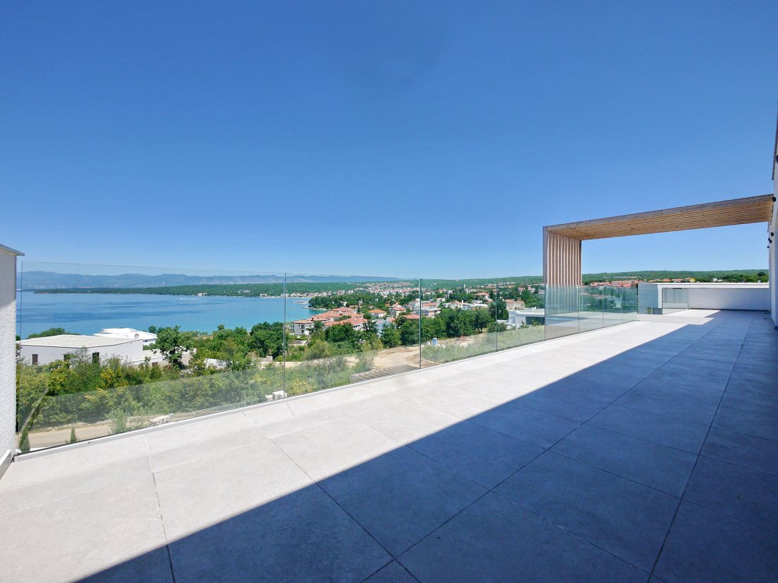 Malinska, Penthouse apartma v novi stavbi, 250 metrov od morja.