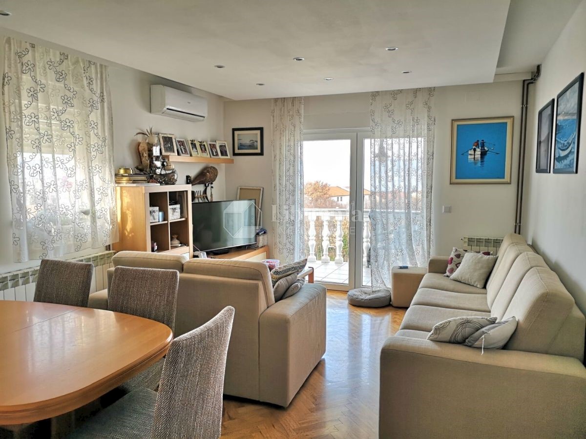 Otok Krk, Malinska. Dvonadstropni apartma s pogledom na morje.