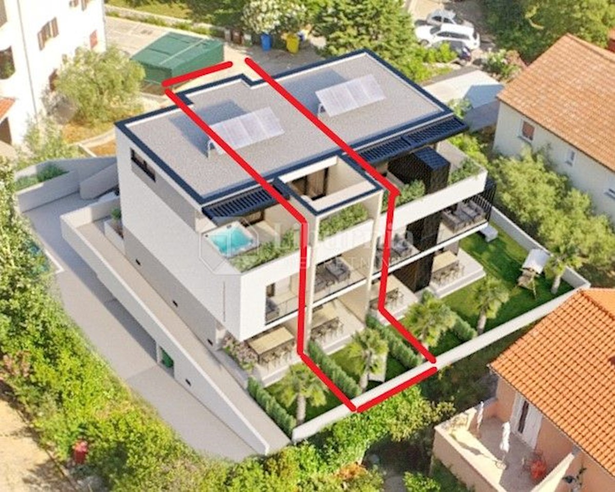 Mesto Krk. Luksuzno stanovanje v treh etažah, 300 metrov od morja.