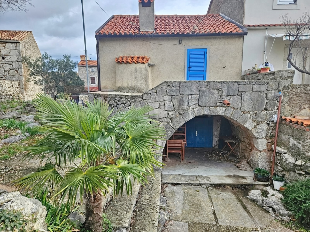 Krk, okolica, stara kamnita adaptirana vrstna hiša, PRODAJA!
