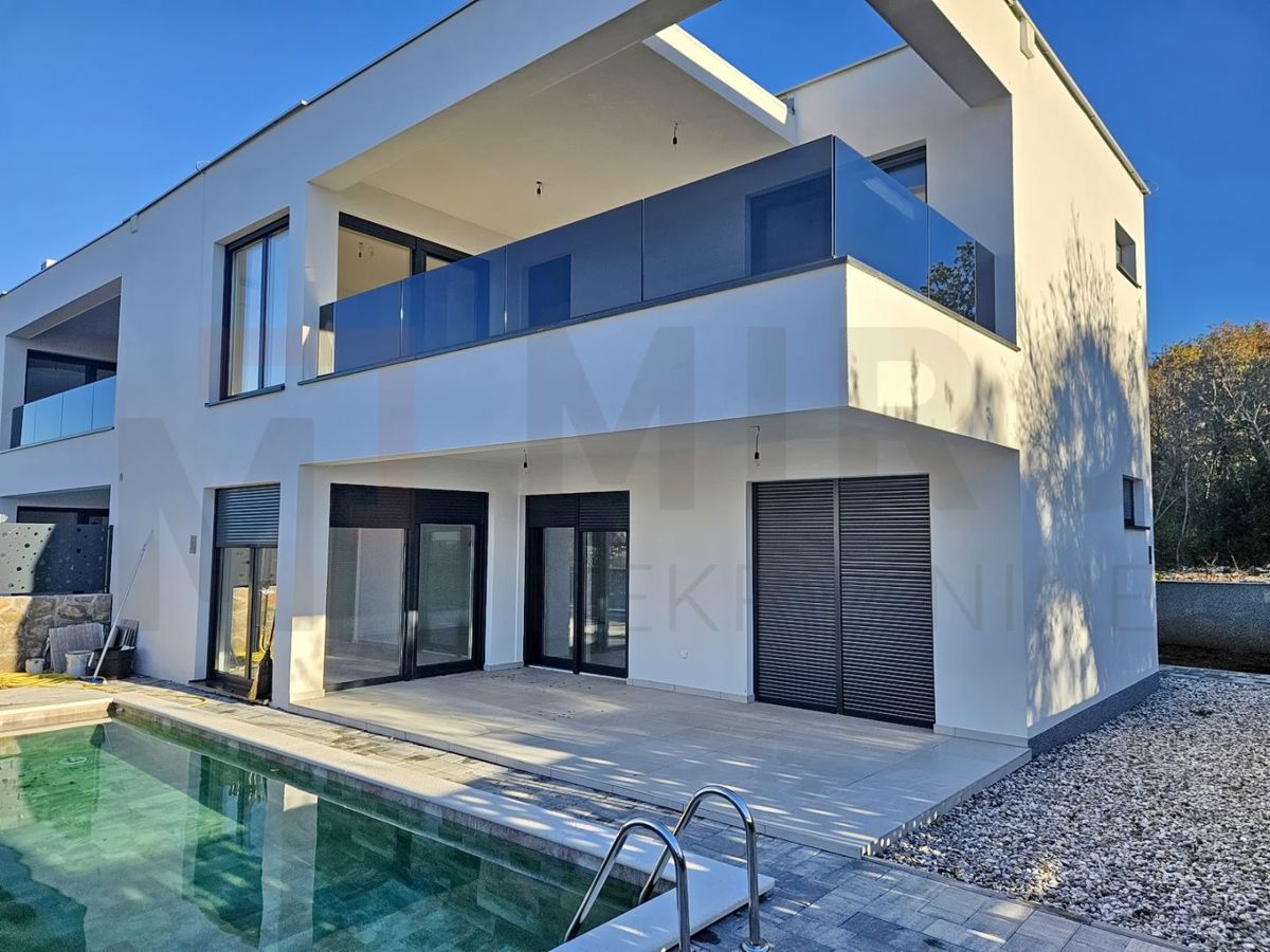 Malinska, nov dvojček z bazenom na odlični lokaciji, PRODAJA!