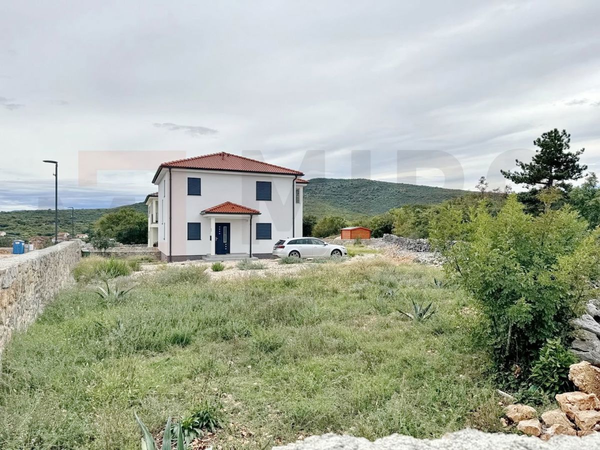 Vrbnik, komfortna samostojna hiša z velikim vrtom, PRODAMO!