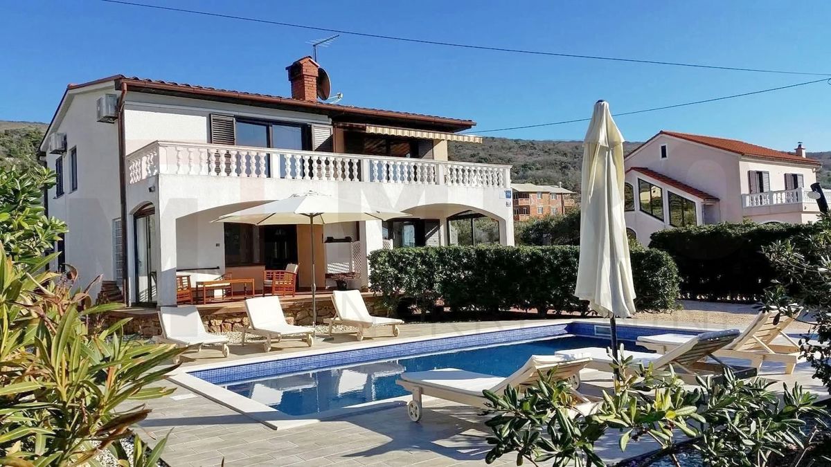 Punat, samostojna hiša z dvema ločenima apartmajema in bazenom, NAPRODAJ