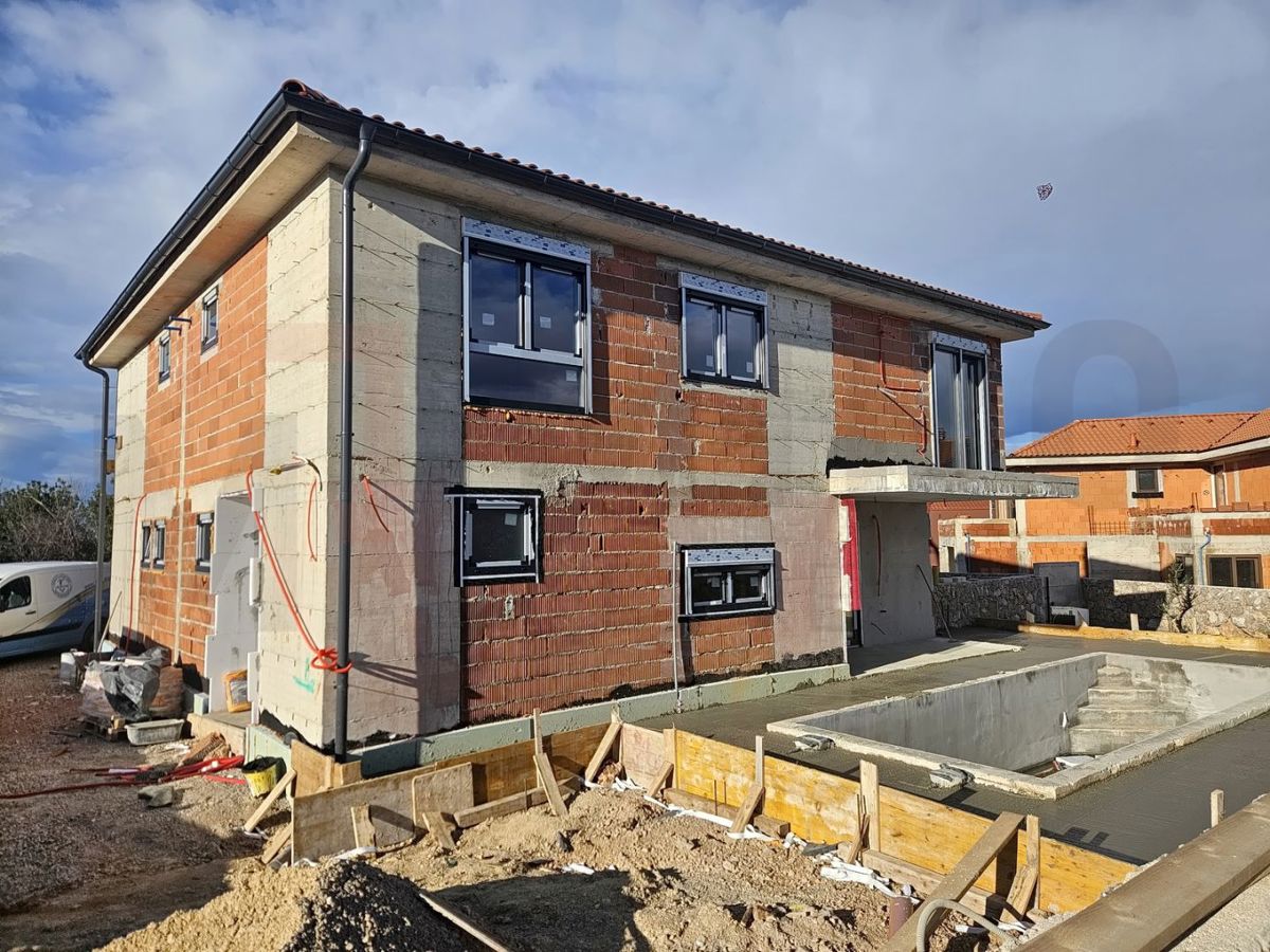 Malinska, nova polpritlična hiša z bazenom in odprtim pogledom na morje.