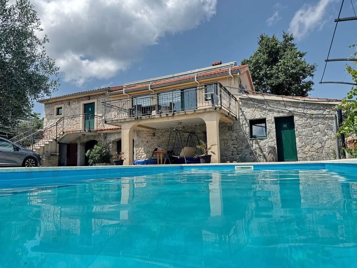 Malinska,  prenovljena kamnita hiša z bazenom!