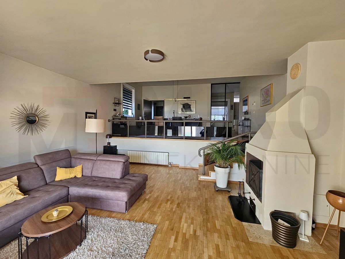 Njivice, enonadstropna hiša z garažo in pogledom na morje!