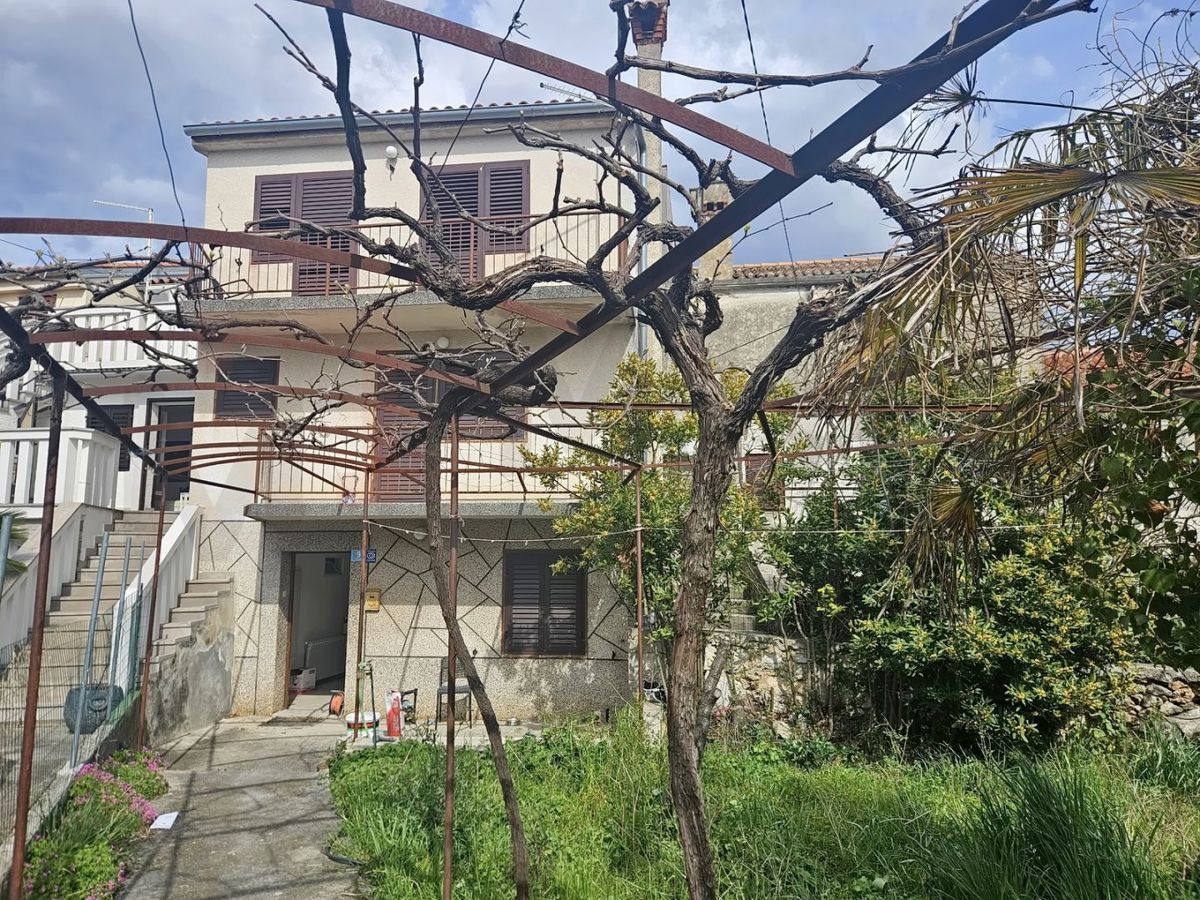 Krk, okolica, vrstna hiša s pogledom na morje!