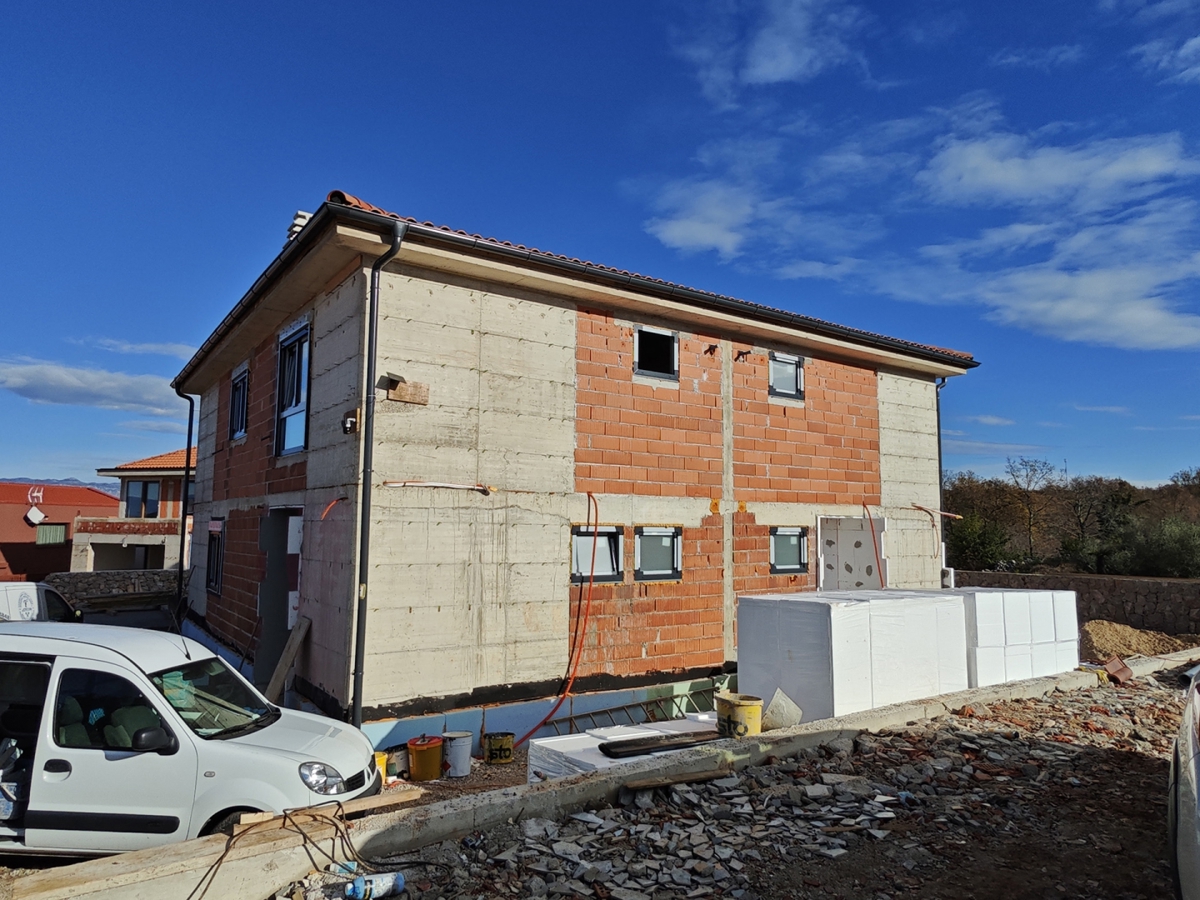 Otok Krk, Malinska - Dvojček hiše z bazenom, blizu plaže