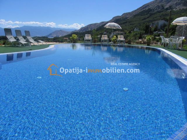 VILA S 6 APARTMAJI Z BAZENOM-BAŠKA