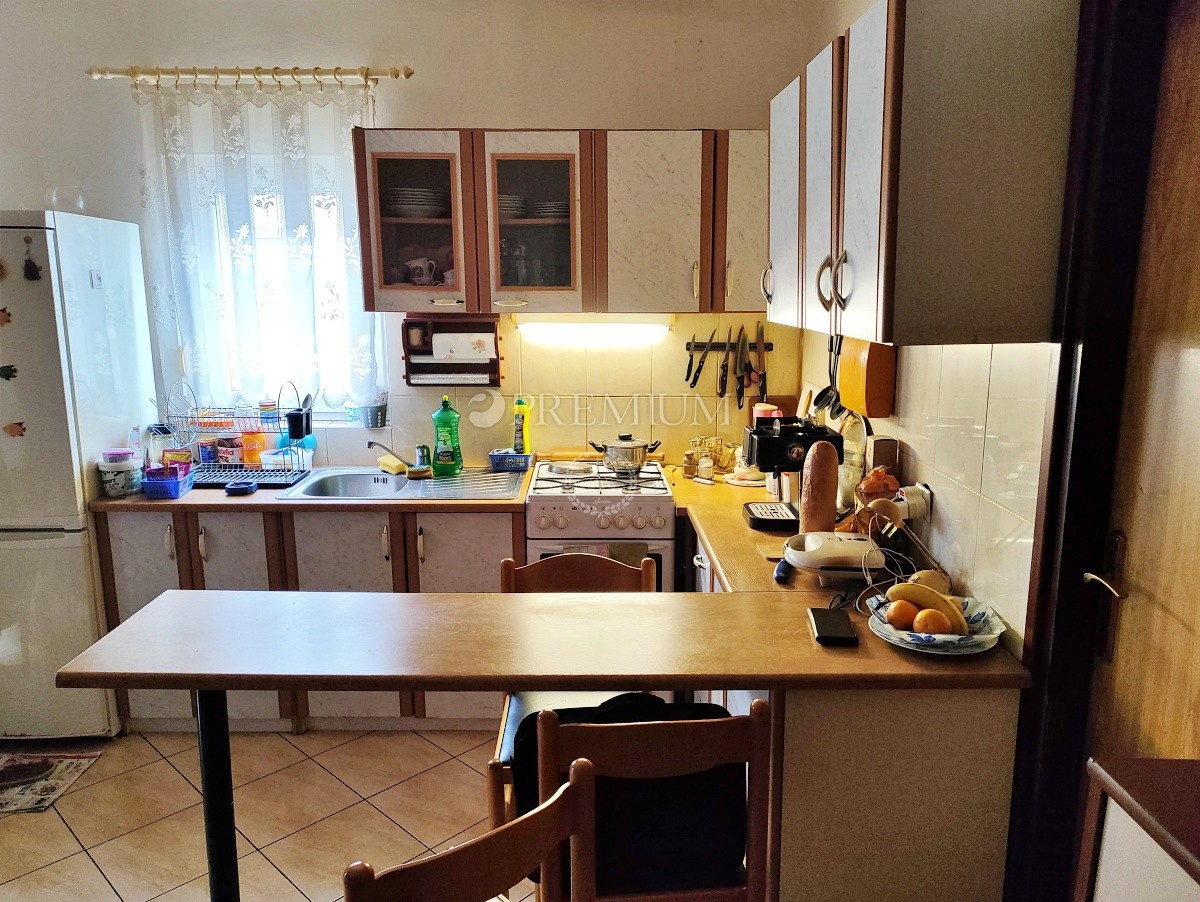 Okolica Malinske, apartma v prvem nadstropju z vrtom!