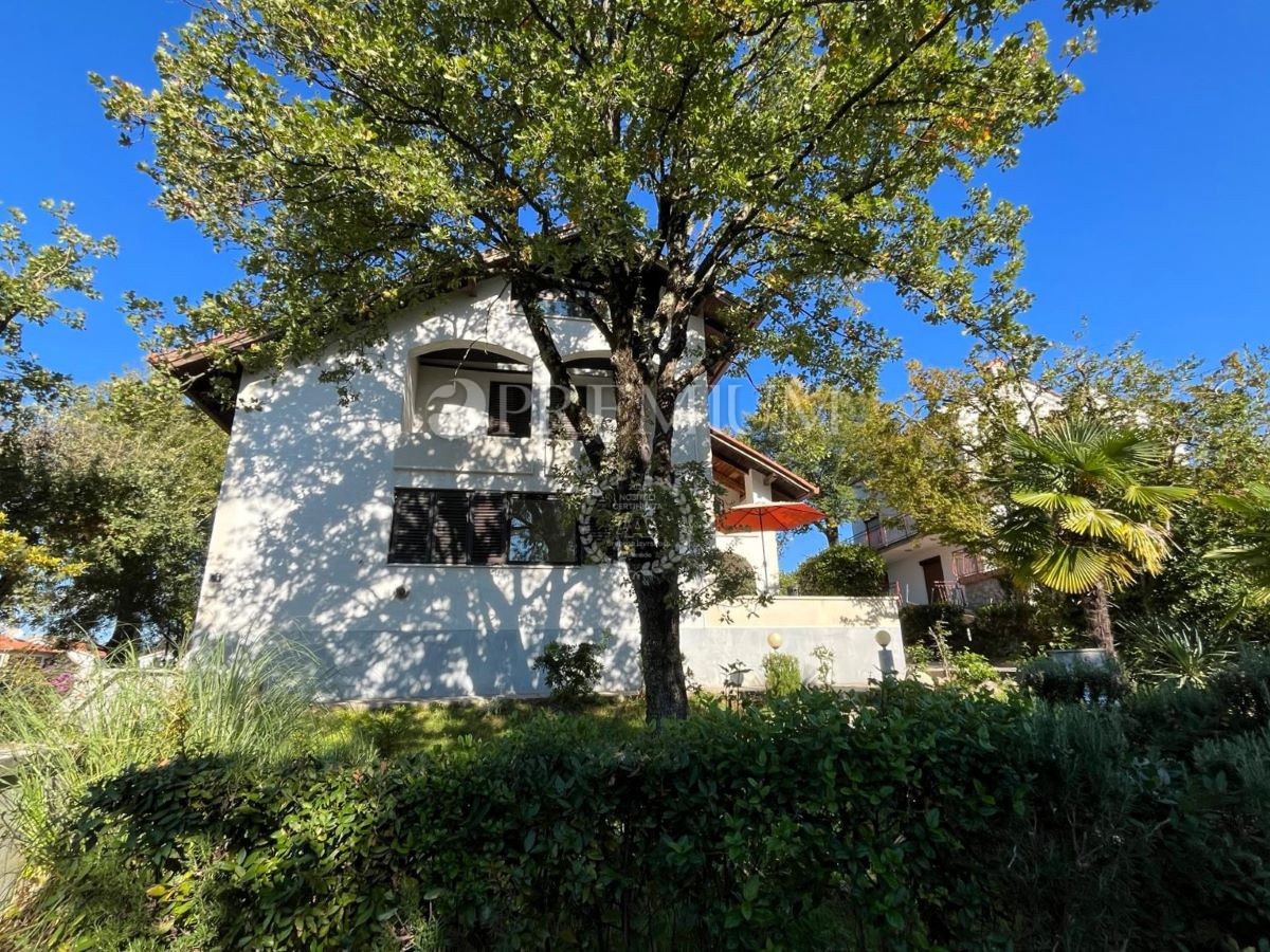 Malinska, hiša s 5 apartmaji, 500 m od morja!