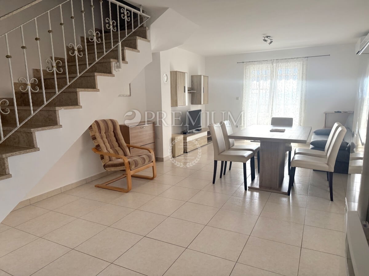 Njivice, dvojna hiša z dvema apartmajema, odlična priložnost