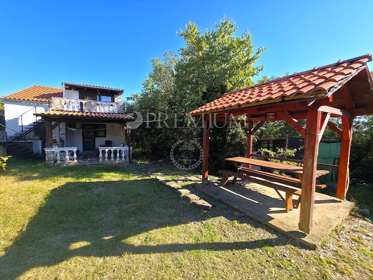 Vrbnik, okolica, Samostojna Hiša z Vrtom!