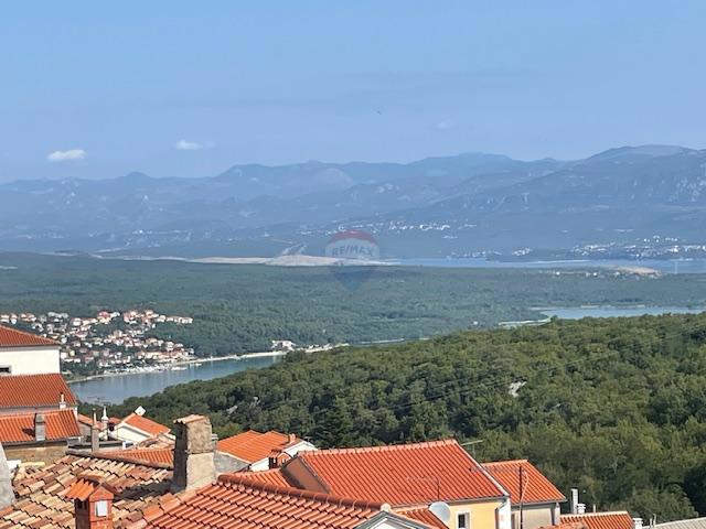 Otok Krk, Dobrinj, hiša s strešno teraso in pogledom na morje