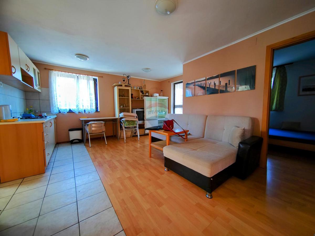 OTOK KRK - samostojna hiša z dvema apartmajema 300 METROV OD MORJA