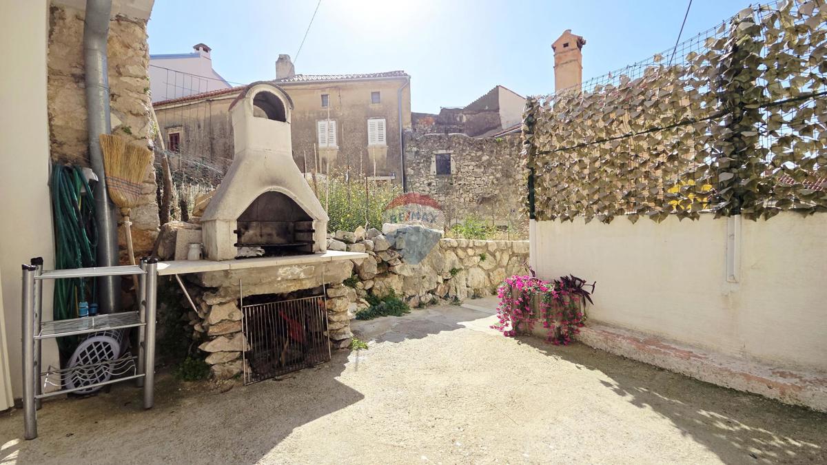 Krk, Omišalj | Autentična kamena kuća s 2 spavaće sobe, terasa