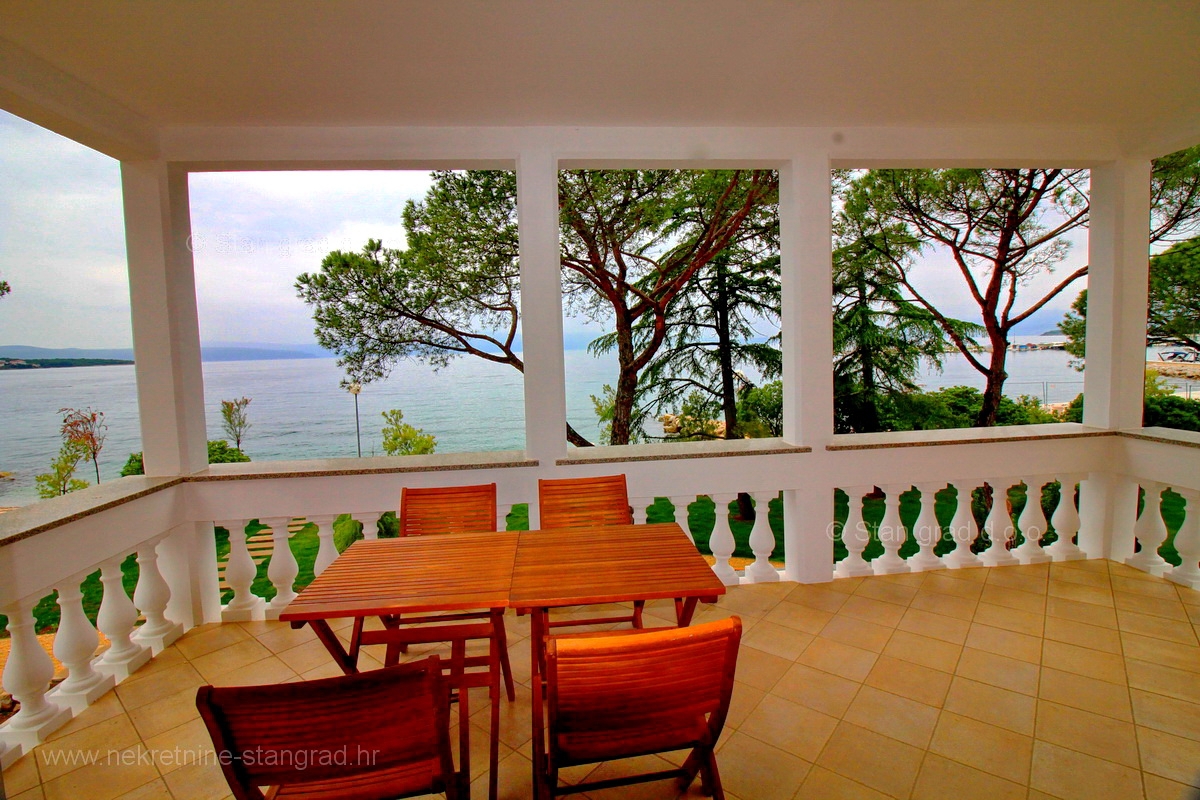 Malinska, apartma na ekskluzivni lokaciji 1. vrsta do morja, PRODAMO!