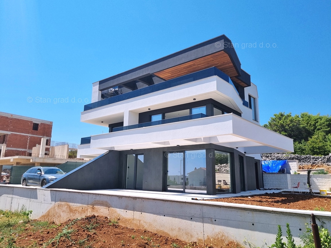 Mesto Krk, moderno stanovanje v novogradnji z bazenom, PRODAMO!