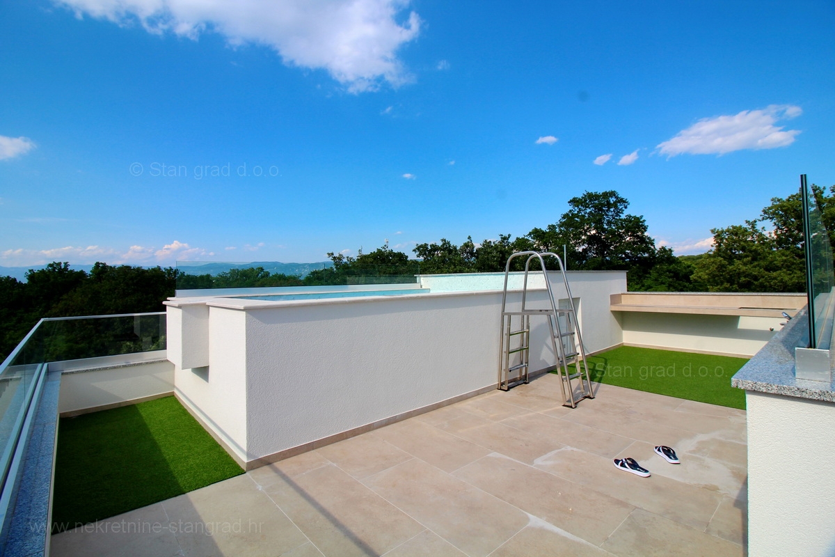 Njivice, ekskluzivno novo stanovanje z bazenom in pogledom na morje