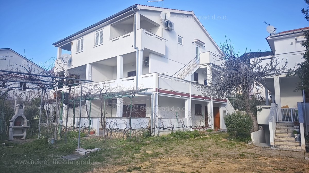 Baška, dvojček s 4 apartmaji blizu morja!