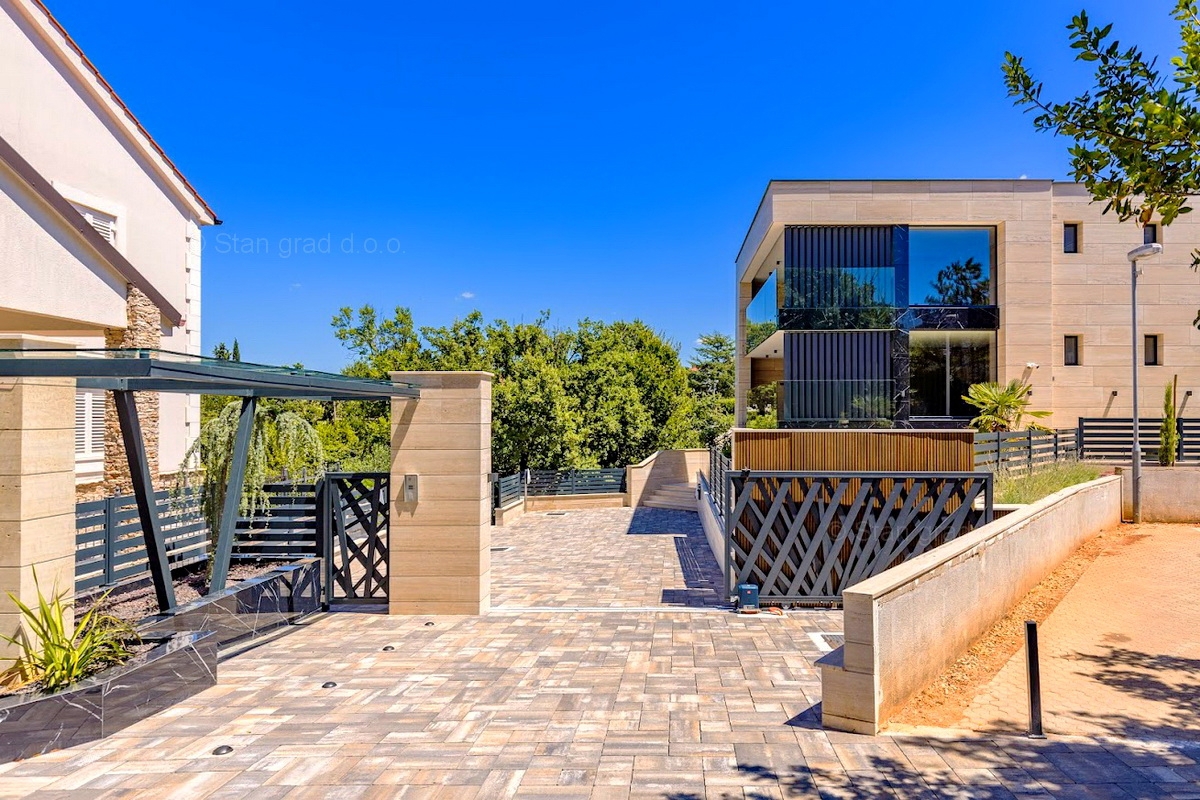 Malinska, novogradnja, moderno zasnovan penthouse s pogledom na morje in bazenom