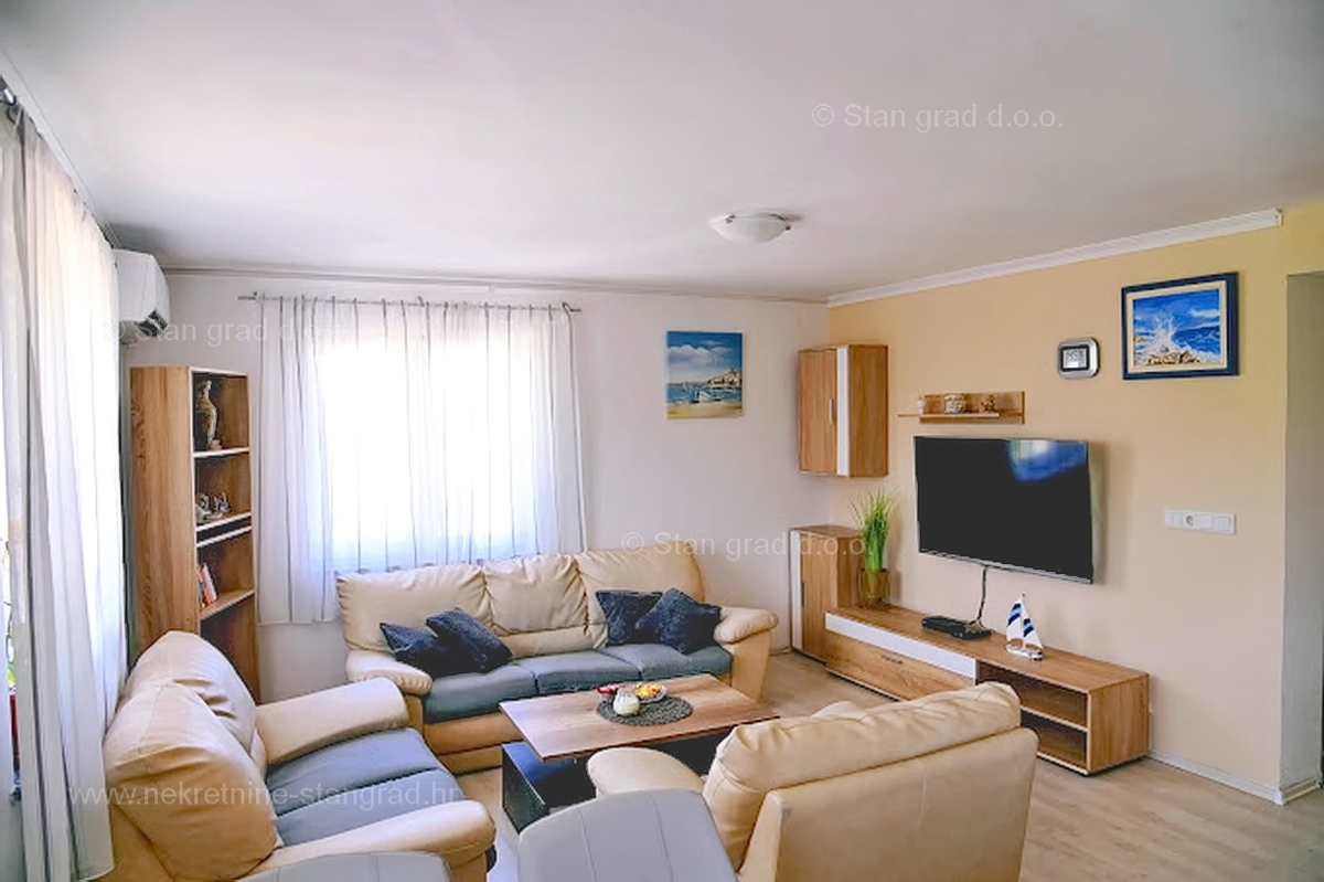 Dobrinj, okolica, samostojna hiša z dvema apartmajema in bazenom!