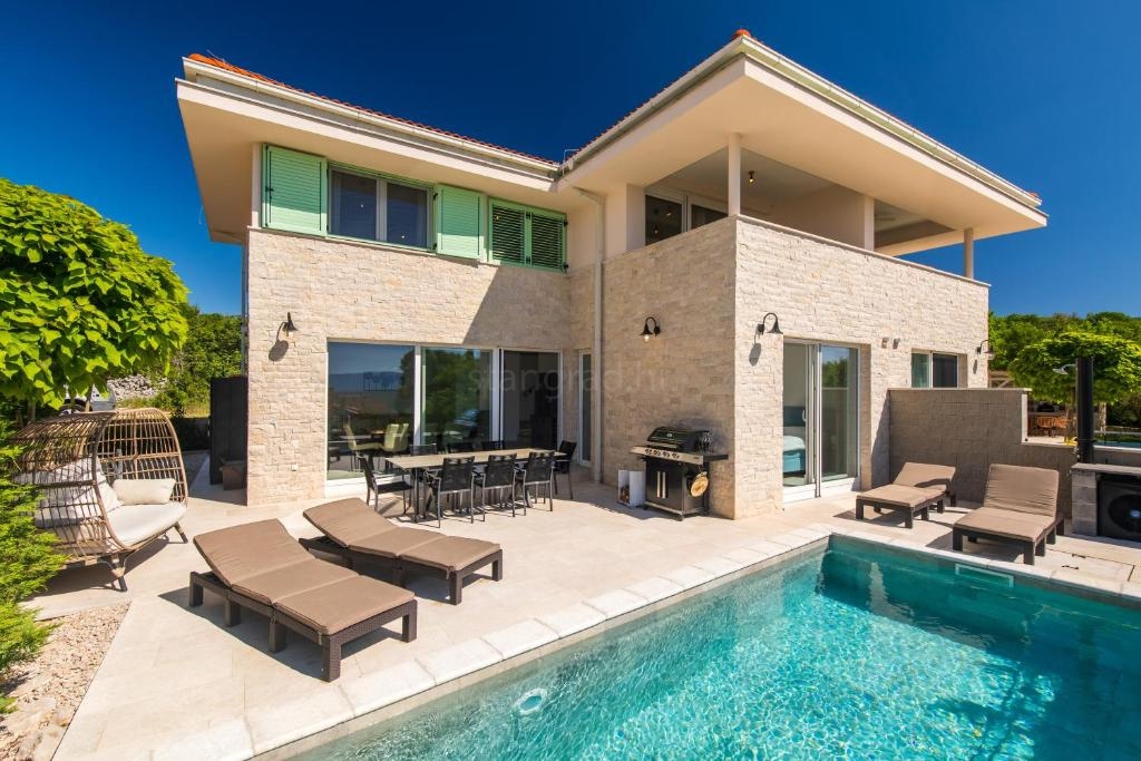 Malinska, moderna hiša z bazenom in pogledom na morje!