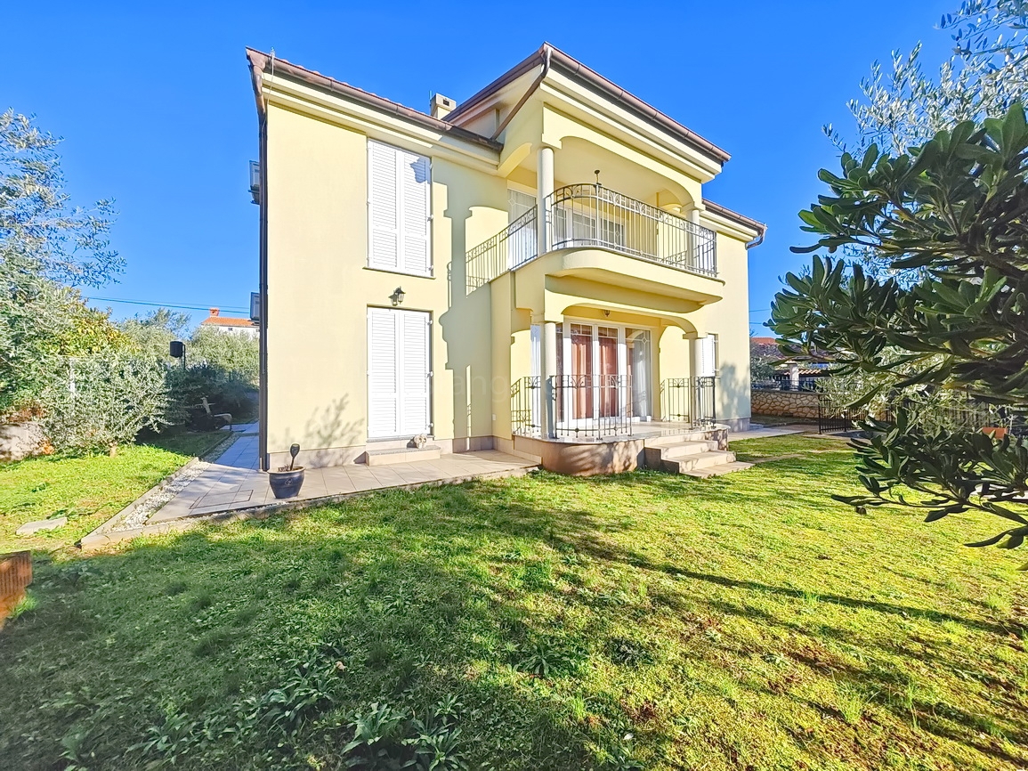 Malinska, samostojna hiša z več apartmaji na mirni lokaciji!