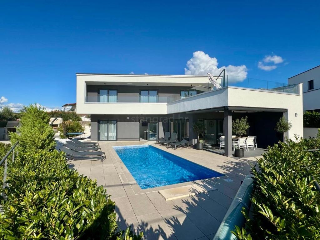 Malinska, moderna hiša z bazenom in pogledom na morje!