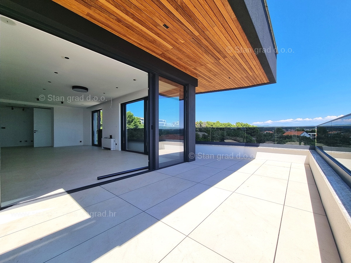 Mesto Krk, novogradnja, luksuzni penthouse s strešno teraso in bazenom, PRODAMO!