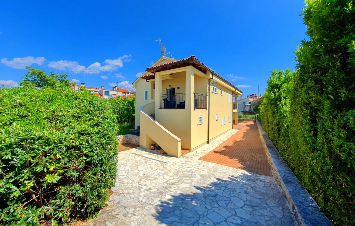 Mesto Krk, prodaja hiše z dvema apartmajema na odlični lokaciji, 300 m od morja!