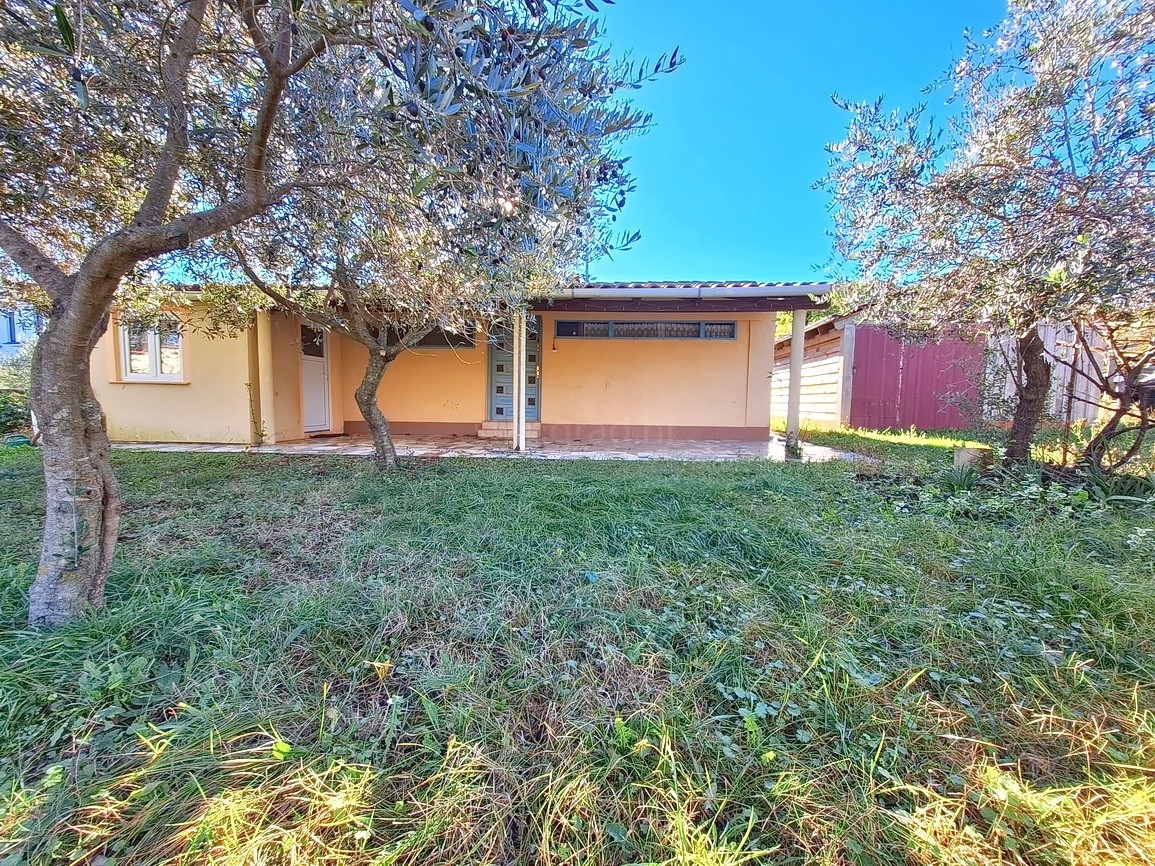 Okolica Malinske, enonadstropna hiša za prenovo s prostornim vrtom!