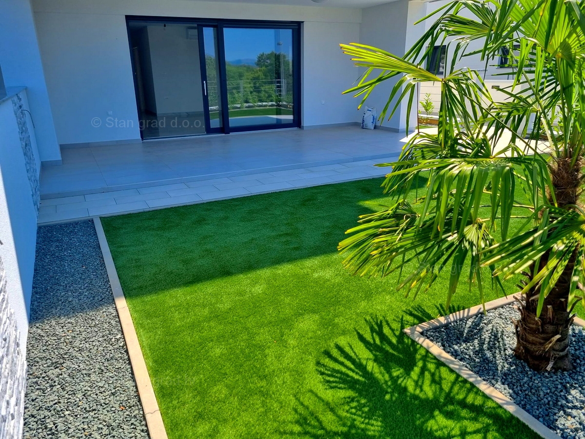 Malinska, novogradnja, 2 apartmaja v pritličju in 1. nadstropju z vrtom