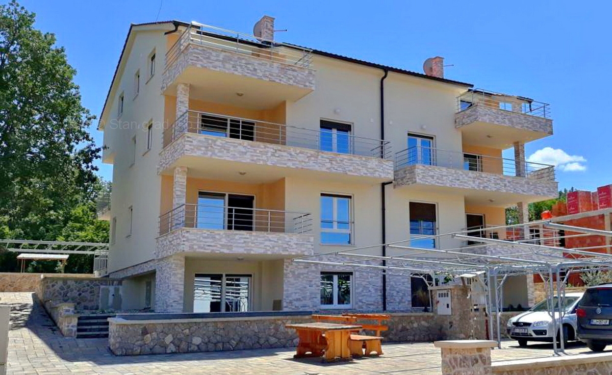 Apartma s čudovitim pogledom na morje, Njivice