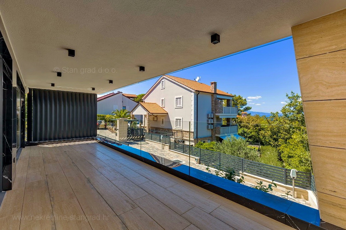 Malinska, moderno stanovanje z vrtom in bazenom, PRODAMO!