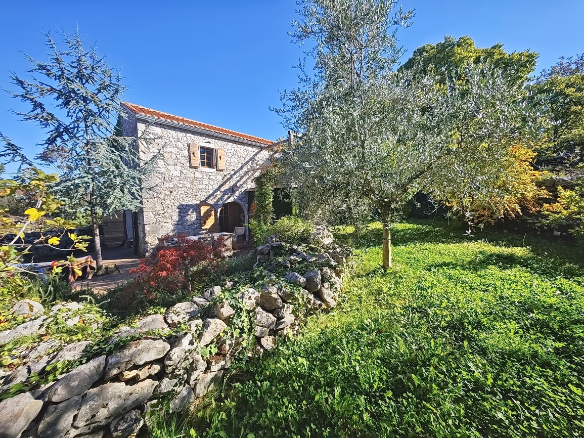 Območje Malinske, prenovljena kamnita hiša s pogledom na morje!