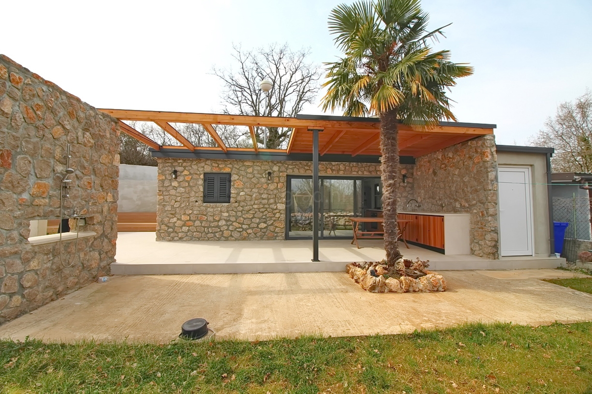 Malinska, samostojna hiša z vrtom na mirni lokaciji!