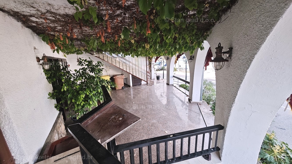 Zaliv Soline, hiša z restavracijo in apartmajem ob morju!