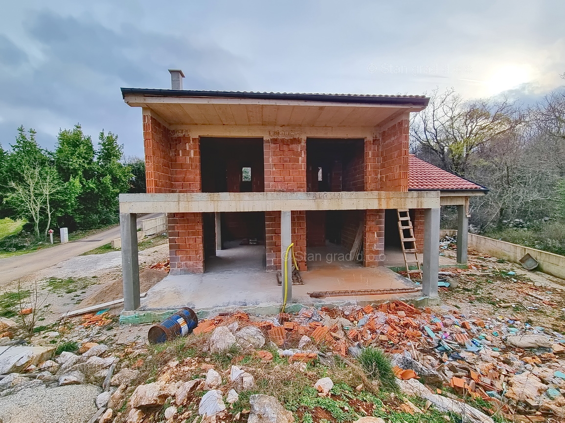 Šilo, okolica, samostojna hiša v gradnji na mirni lokaciji!