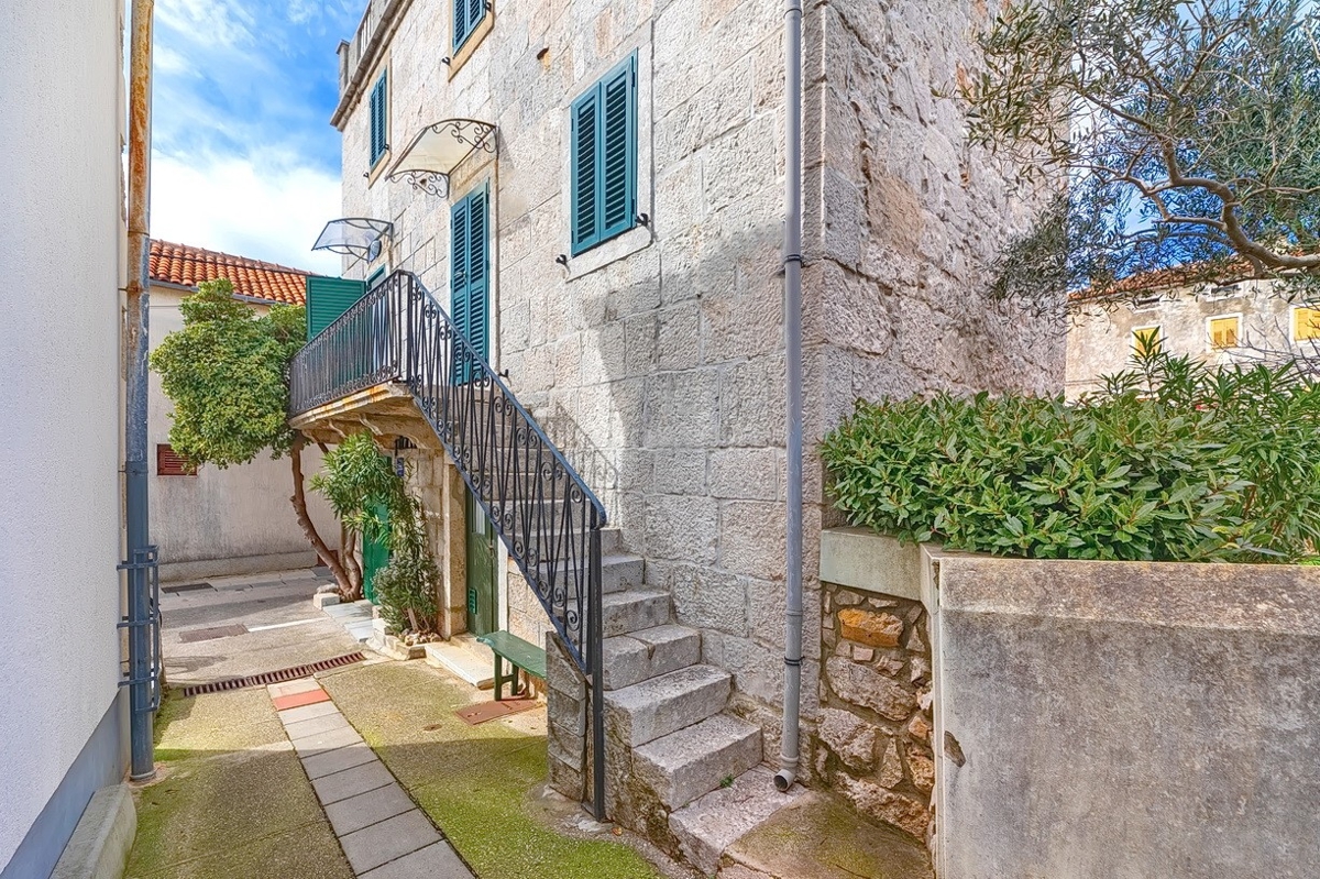 Punat, kamnita hiša z dvema studio apartmajema v bližini morja!