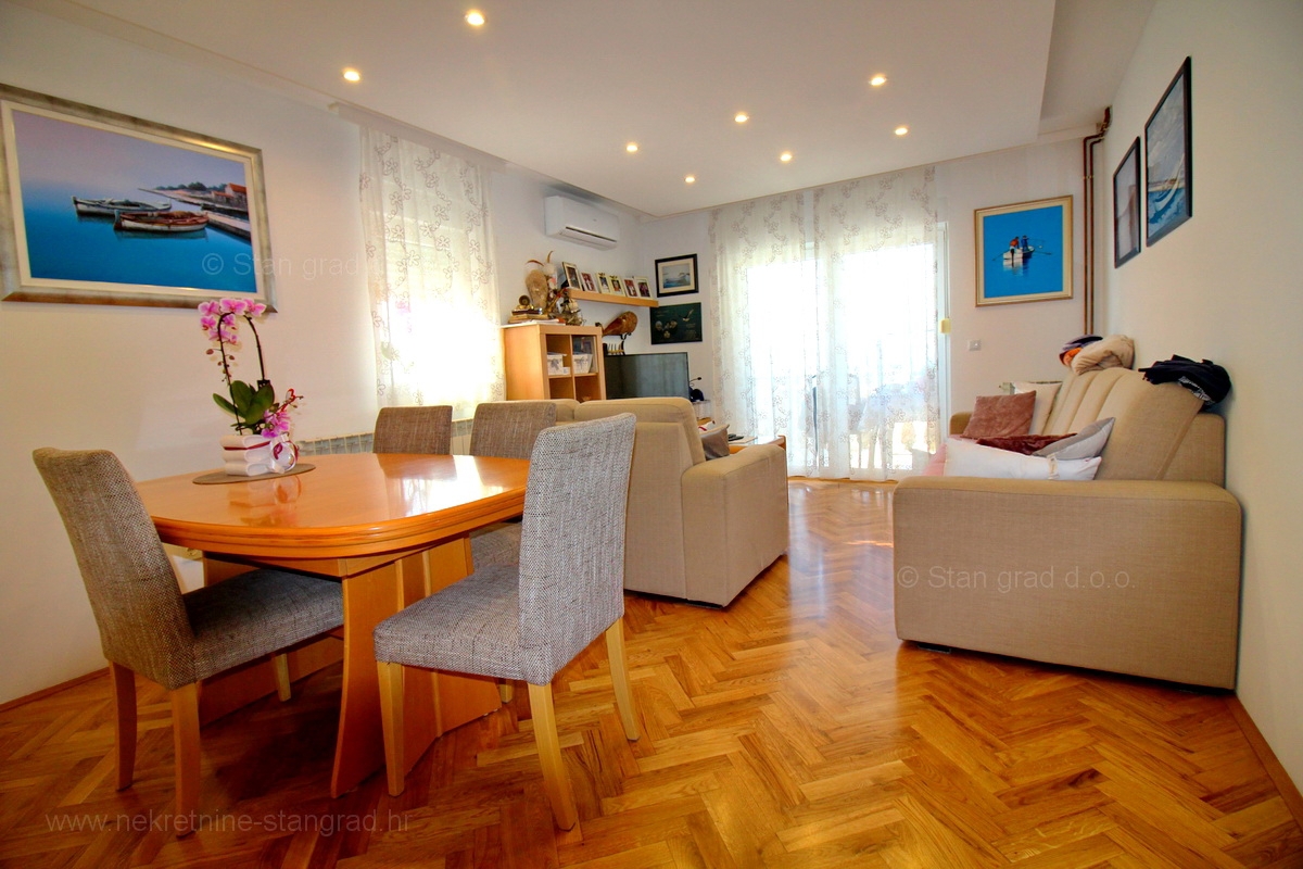 Malinska, popolnoma prenovljen in opremljen dvoetažni apartma s pogledom na morje