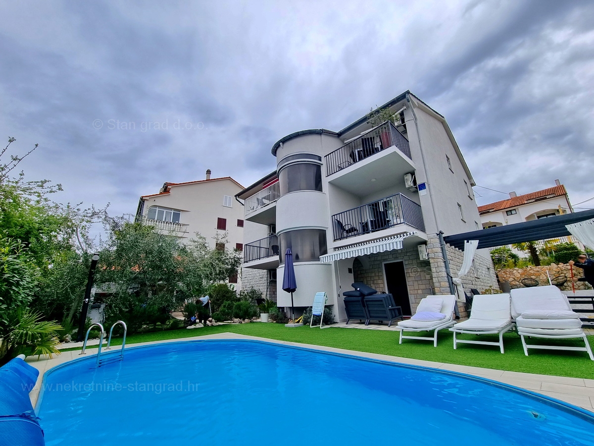 Malinska, prodaja apartmajske hiše z dvema bazenoma in pogledom na morje!