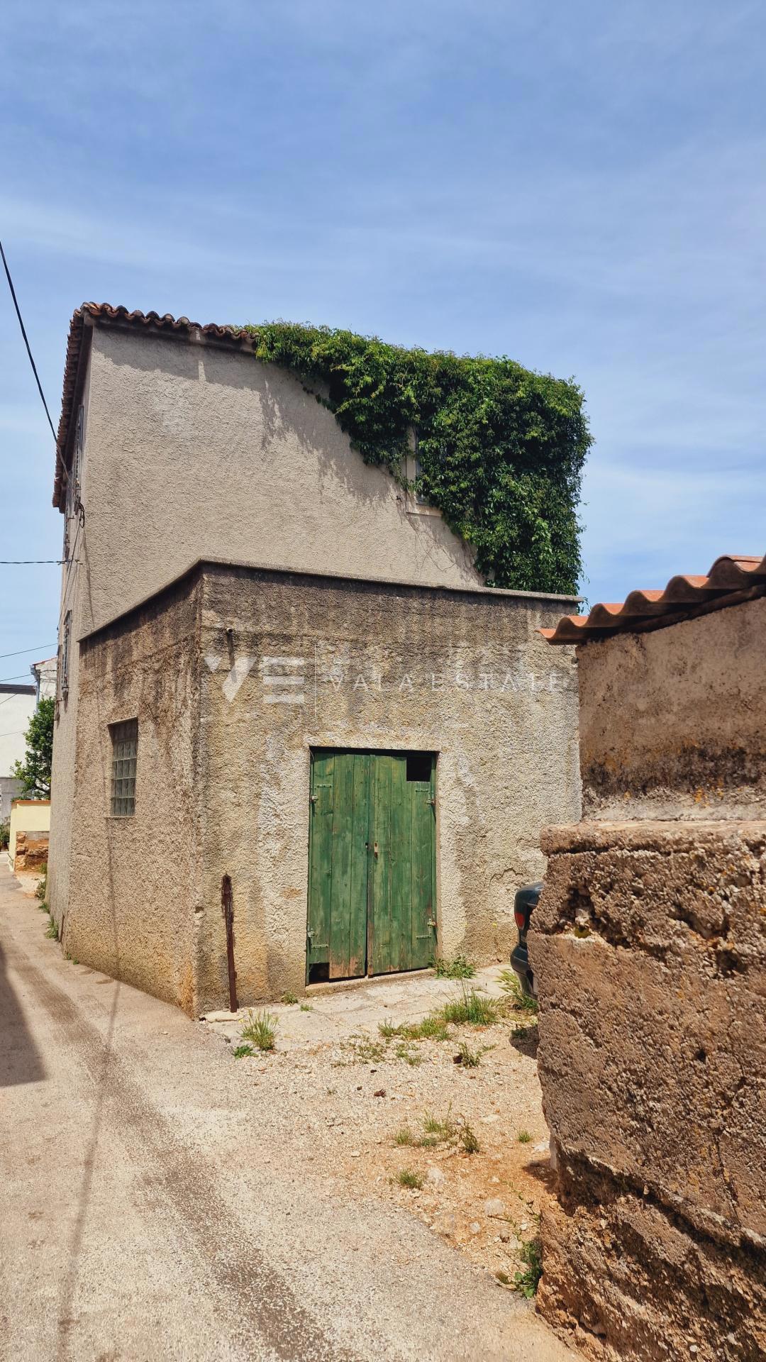 STARA HIŠA ZA ADAPTACIJO V STAREM JEDRU PUNTA Z VELIKIM DVORIŠČEM