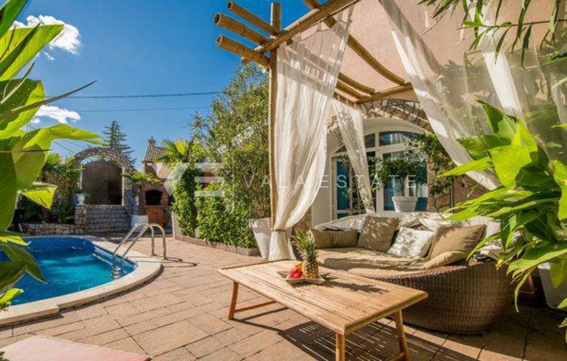 DVE KAMNITI HIŠI Z BAZENOM NA MIRNI LOKACIJI