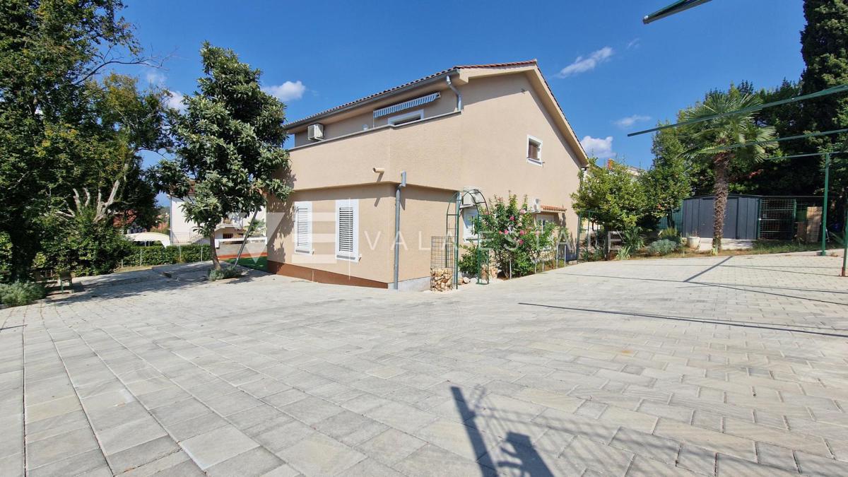 SAMOSTOJNA HIŠA S PROSTORNIM DVORIŠČEM V BLIZINI MORJA IN CENTRA